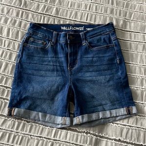 Wallflower women’s high rise jean short